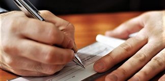 ضحاياه من الملاحقين في قضايا صكوك بدون رصيد.. إيداع شاب انتحل صفة قاض السجن