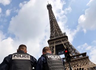 باريس: إخلاء برج إيفل بعد ”تهديد بوجود قنبلة”