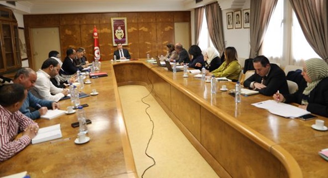 وزير النقل يشرف على جلسة عمل مع إطارات الإدارة العامة للنقل البحري والموانئ لاستعراض أولويات عمل الوزارة لسنة 2024