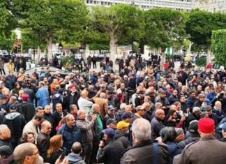 المتقاعدون ينفّذون وقفة احتجاجية للمطالبة بالترفيع في أجرهم الأدنى ويحفظ كرامتهم
