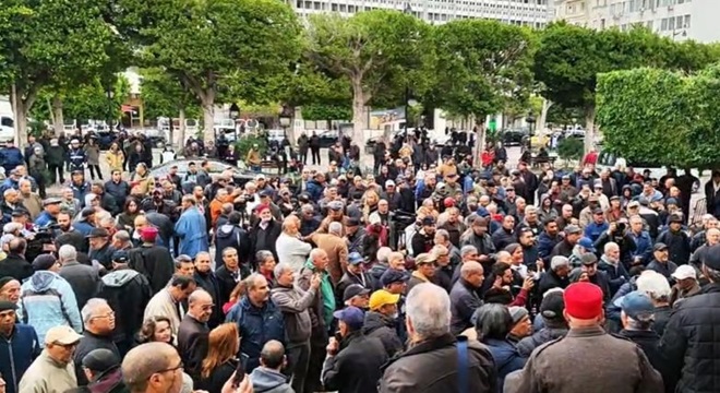 المتقاعدون ينفّذون وقفة احتجاجية للمطالبة بالترفيع في أجرهم الأدنى ويحفظ كرامتهم
