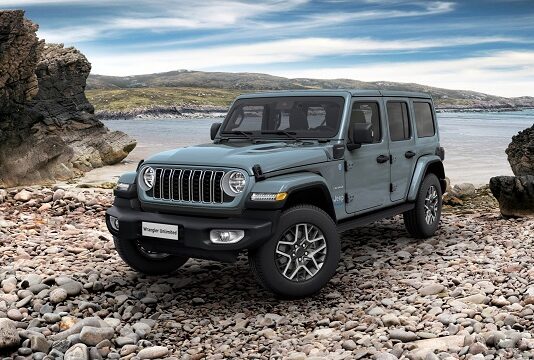 مجموعة جيب رانجلر الجديدة تفوز بلقب أفضل سيارة نفعية رياضية (SUV) لسنة 2024 من Cars.com