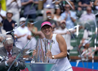 البولندية شفيونتيك تتوج بلقب بطولة إنديان ويلز للتنس