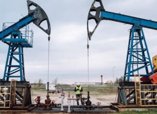 النفط يرتفع بنحو 4% بعد إعلان الولايات المتحدة عن عقوبات على روسيا