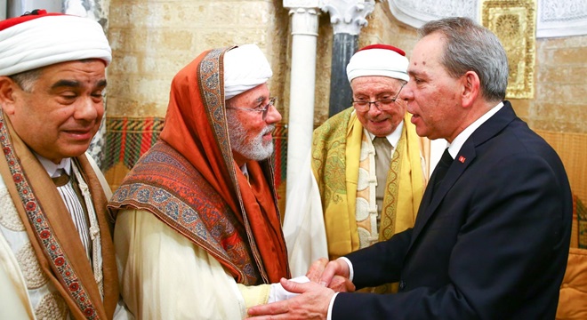 رئيس الحكومة يشرف على موكب الإحتفال بليلة القدر وختم الحديث النبوي الشريف