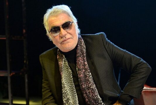 وفاة مصمم الأزياء الإيطالي روبرتو كافالي عن 83 عاما