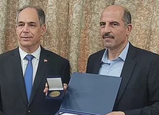 ‘الصحة العالمية’ تسلّم ميدالية وشهادة جائزة ”اليوم العالمي لمكافحة التدخين” لوزير التعليم العالي