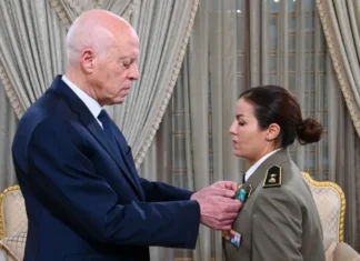 رئيس الدولة يقلّد الرائد أحلام الدّوزي تقليد الصنف الثالث من وسام الجمهورية