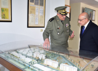 وزير الدفاع الوطني يؤدّي زيارة إلى القاعدة العسكريّة بالعوينة