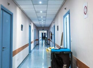 ساقية سيدي يوسف: مدير مستشفى يسكب مادّة حارقة على موظّف ويطعن ممرّضة