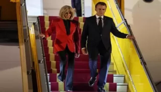 أول-تعليق-من-ماكرون-على-صفعة-زوجته-فيديو-400x261.jpg_copy_630x360