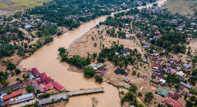 ارتفاع حصيلة ضحايا فيضانات أندونيسيا إلى 200 قتيل