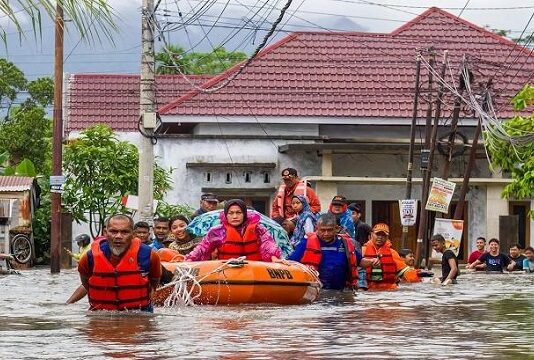 ارتفاع حصيلة ضحايا فيضانات إندونيسيا إلى 631