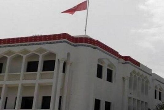 سفارة تونس بمسقط تدعو الجالية إلى الالتزام بتوجيهات السلطات العمانية