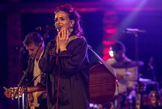 الفنانة الإسبانية “بيبي” تستعيد أغاني الشهرة على ركح الحمامات