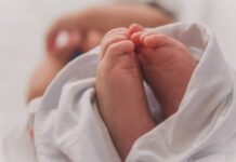 تفاصيل إنقاذ رضيعة تحبو وسط الظلام في الطريق العام بالعوينة