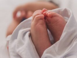 تفاصيل إنقاذ رضيعة تحبو وسط الظلام في الطريق العام بالعوينة