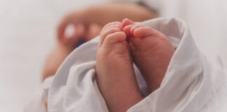 تفاصيل إنقاذ رضيعة تحبو وسط الظلام في الطريق العام بالعوينة
