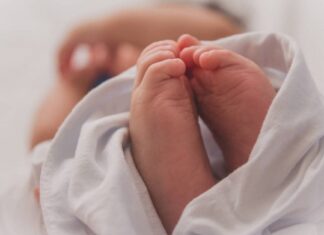 تفاصيل إنقاذ رضيعة تحبو وسط الظلام في الطريق العام بالعوينة